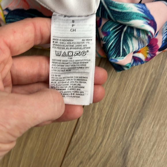 Old navy swim suit - Picture 3 of 3